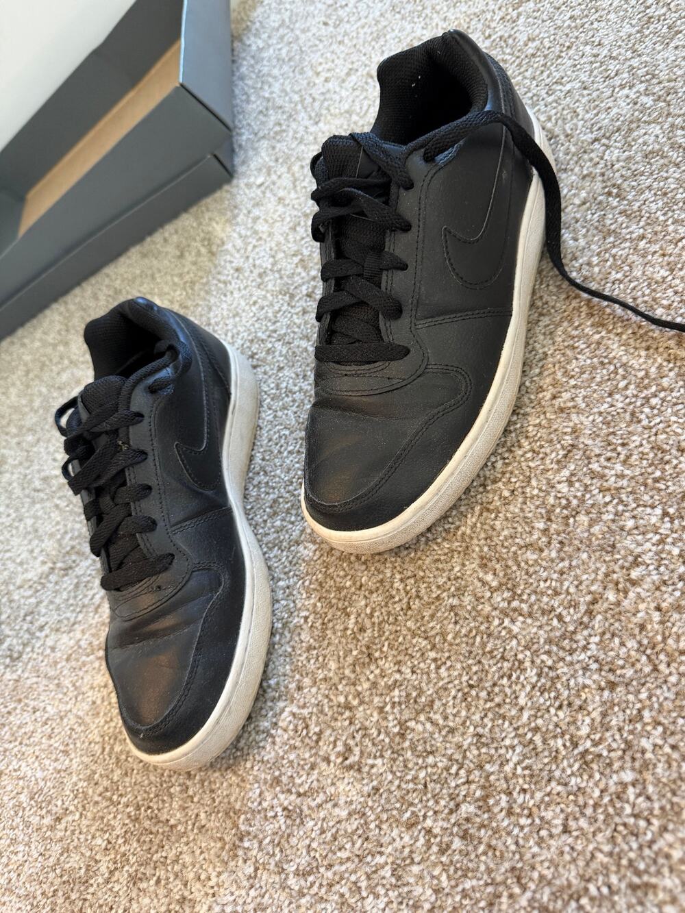 Black Women’s Nikes 7.5
